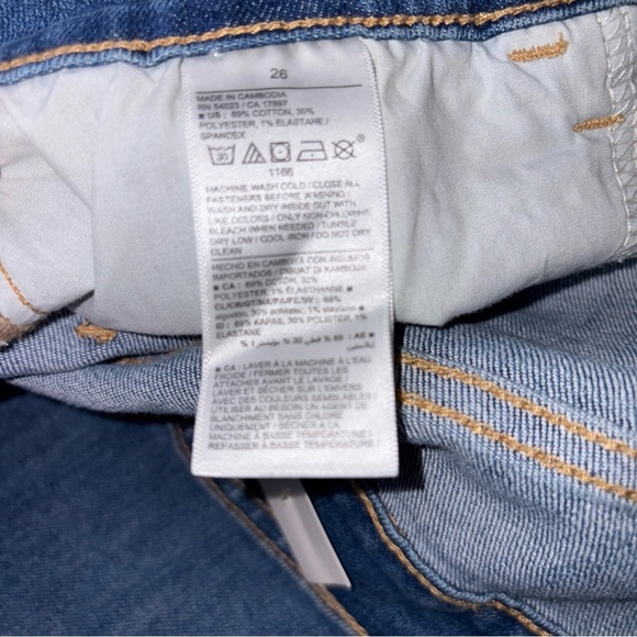 Old Navy Womens Mid Rise Roll Up Denim Shorts Size 26 Light Wash NWT - Picture 11 of 13